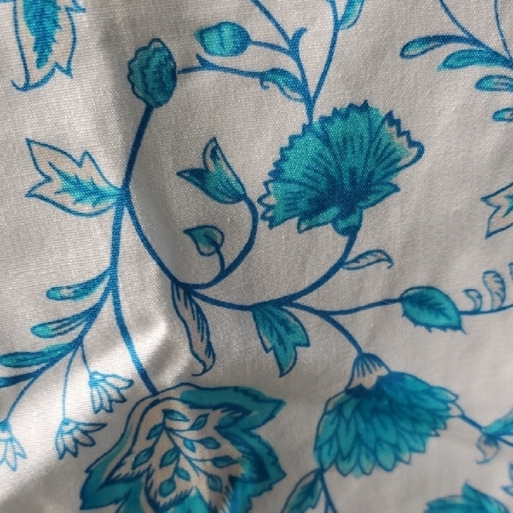 Draper JAMES Floral Blue  and White puff V Neck  Women's Top - Picture 9 of 13